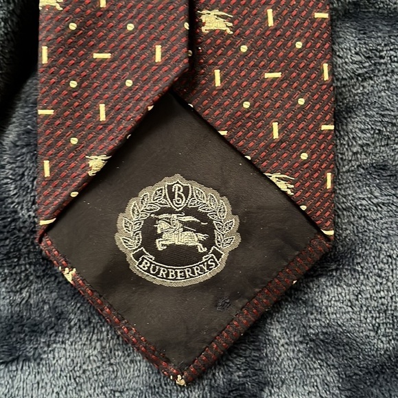VTG Burberrys of London burgundy and blue 100% silk tie 60” total length - Picture 2 of 4
